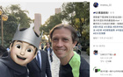 網(wǎng)友杭州偶遇古德溫，獲簽“雷速球王”合影