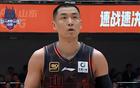 山東男籃大勝新疆37分，智杰首獲MVP，高詩巖狂歡慶祝。