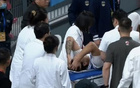 趙睿傷膝倒地，被抬離場