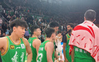遼寧落幕顯溫情！球迷呼口號，張鎮(zhèn)麟抱隊友，楊鳴守望全隊